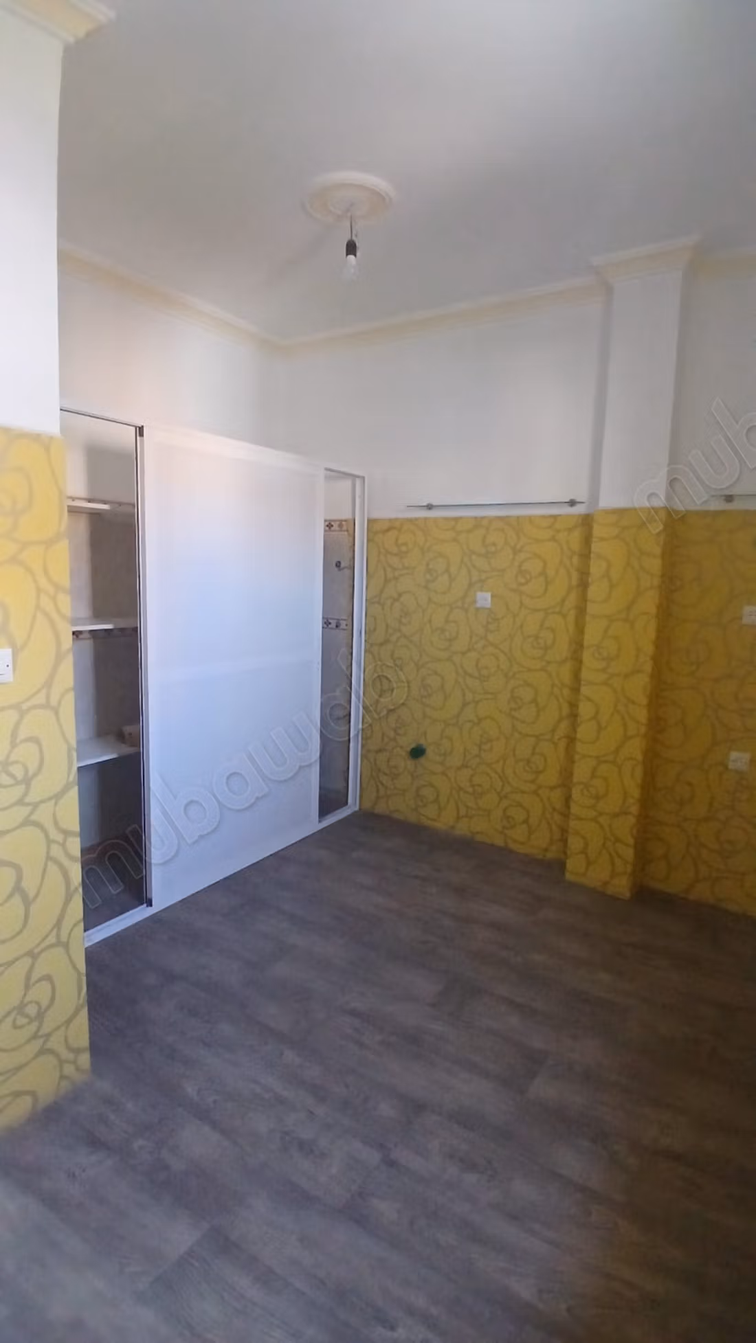 Bel appartement COMMERCIAL en location en Centre ville. Surface totale 75 m². Double vitrage