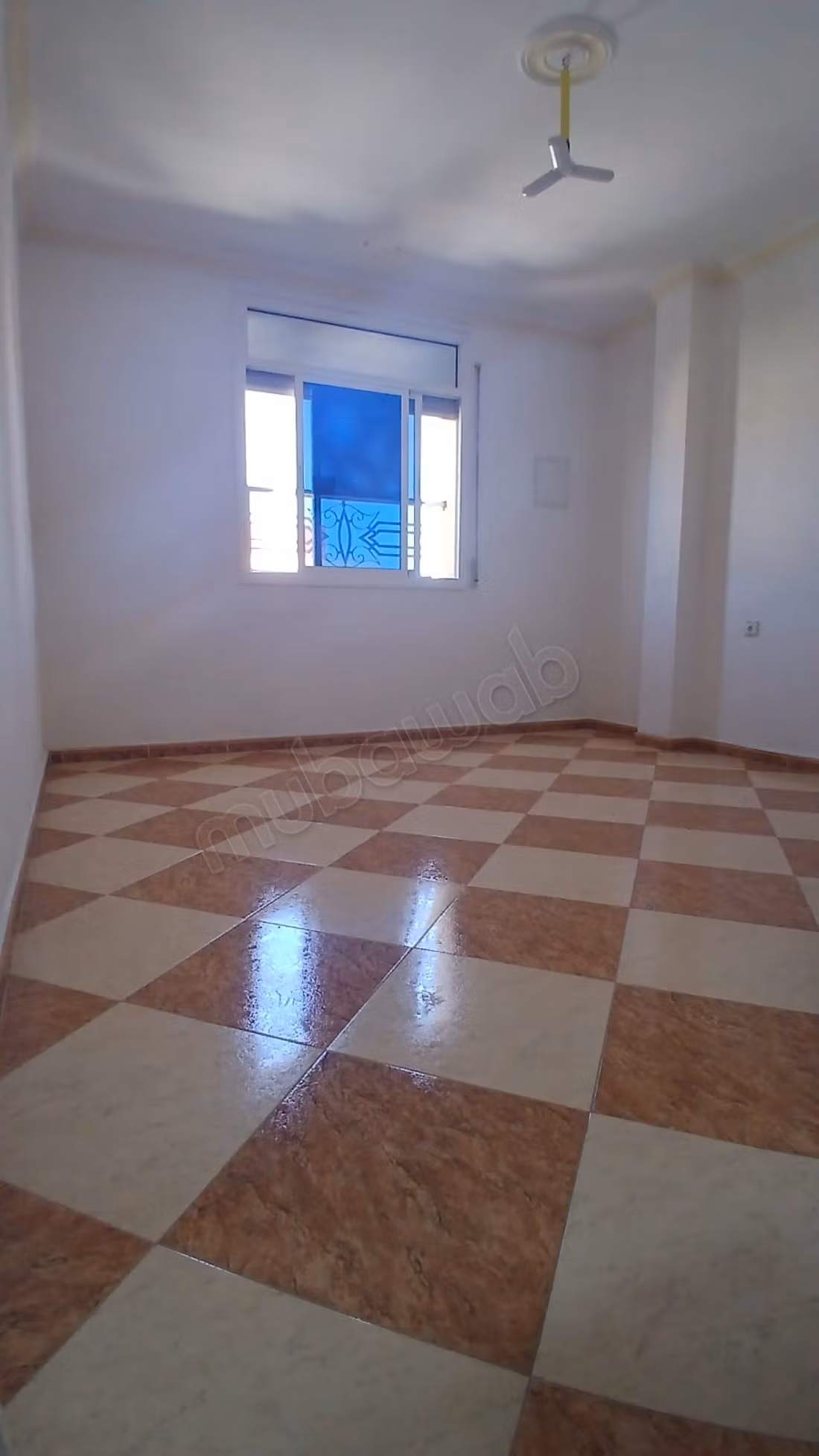 Bel appartement COMMERCIAL en location en Centre ville. Surface totale 75 m². Double vitrage