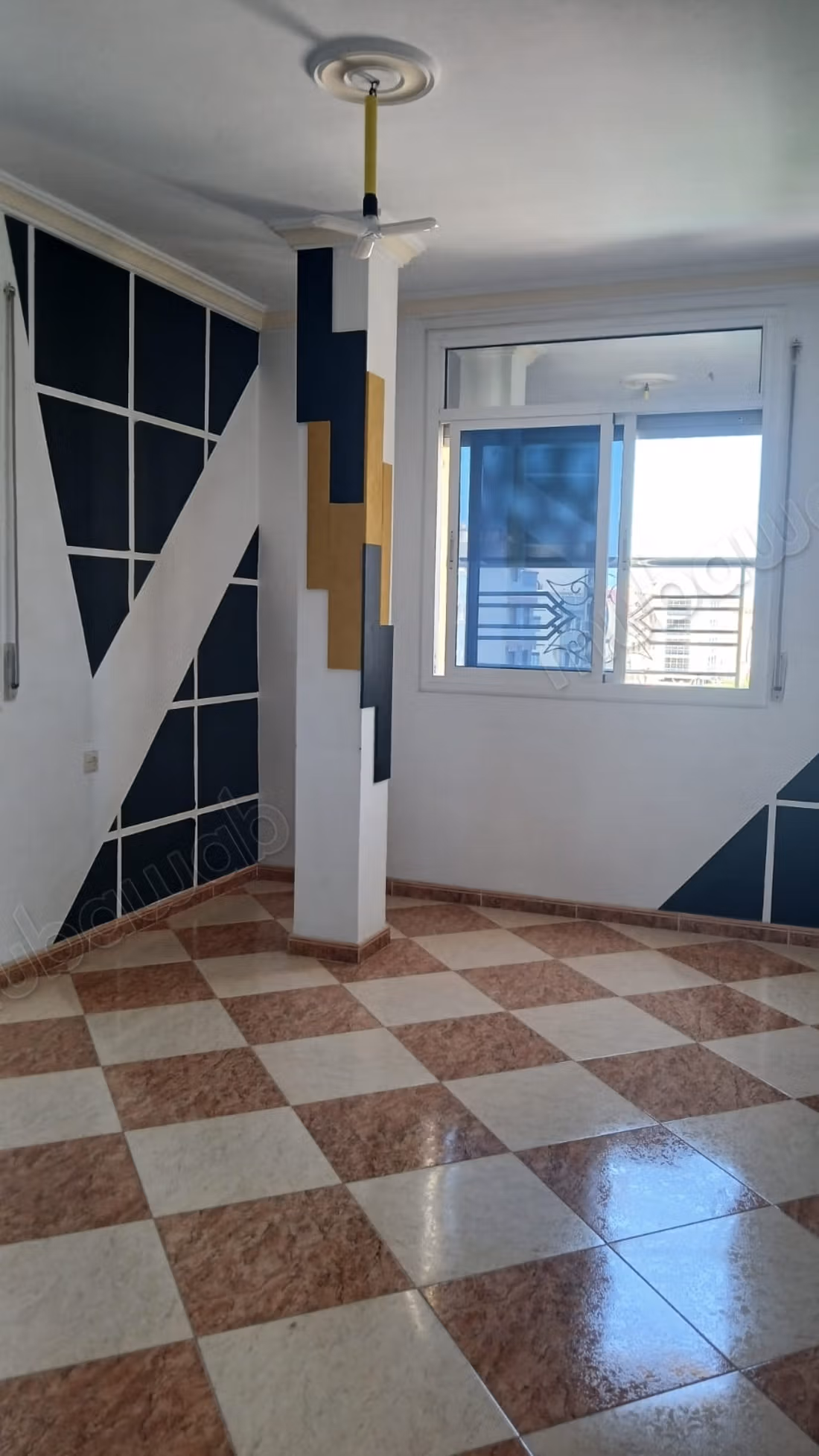Bel appartement COMMERCIAL en location en Centre ville. Surface totale 75 m². Double vitrage