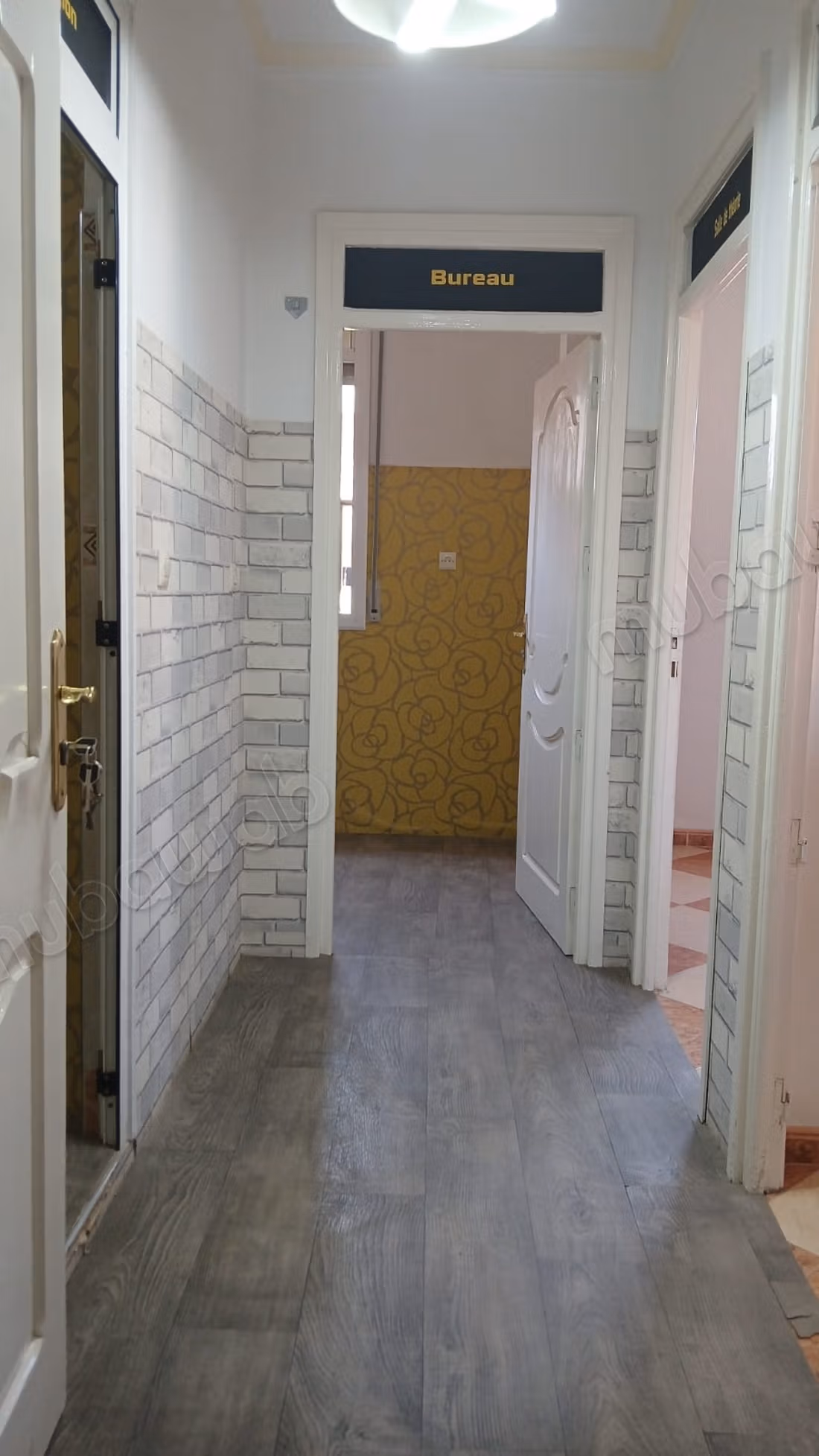 Bel appartement COMMERCIAL en location en Centre ville. Surface totale 75 m². Double vitrage
