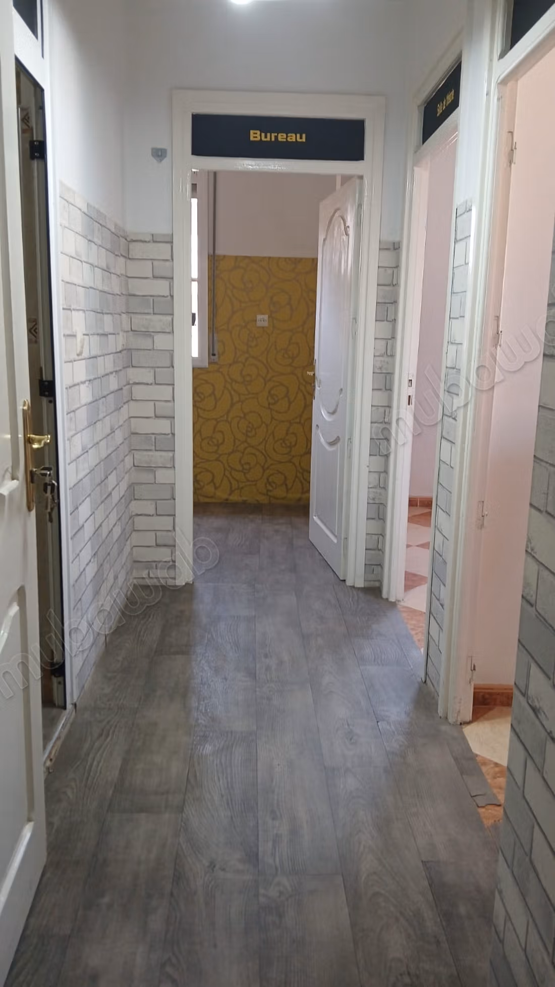 Bel appartement COMMERCIAL en location en Centre ville. Surface totale 75 m². Double vitrage