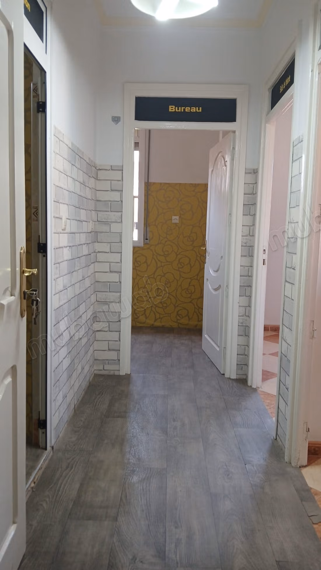 Bel appartement COMMERCIAL en location en Centre ville. Surface totale 75 m². Double vitrage