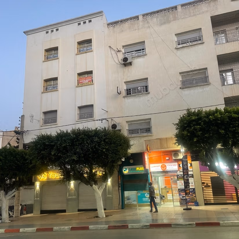 Bel appartement COMMERCIAL en location en Centre ville. Surface totale 75 m². Double vitrage