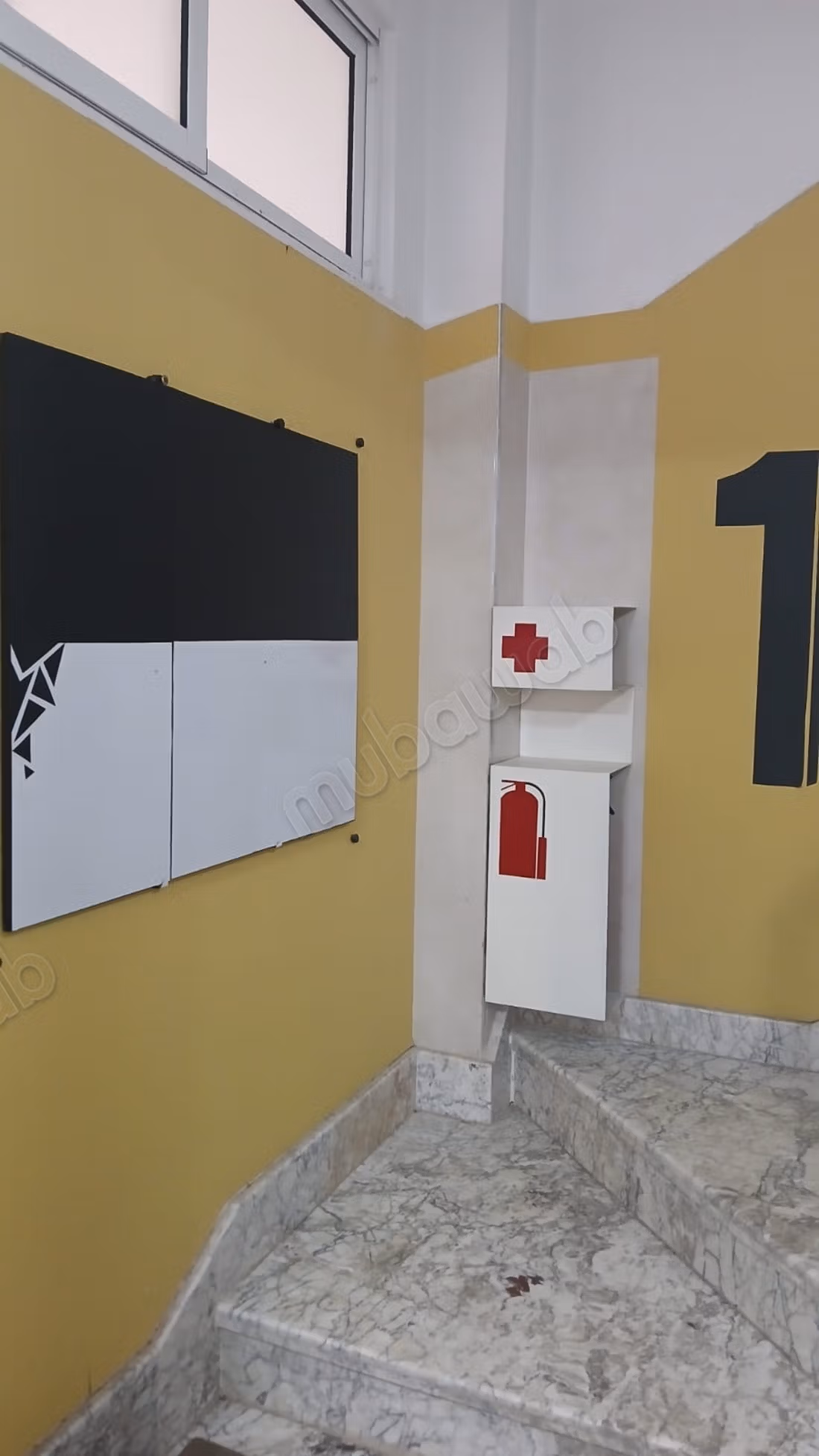 Bel appartement COMMERCIAL en location en Centre ville. Surface totale 75 m². Double vitrage