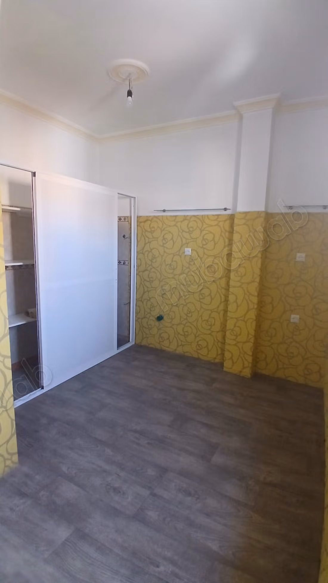 Bel appartement COMMERCIAL en location en Centre ville. Surface totale 75 m². Double vitrage