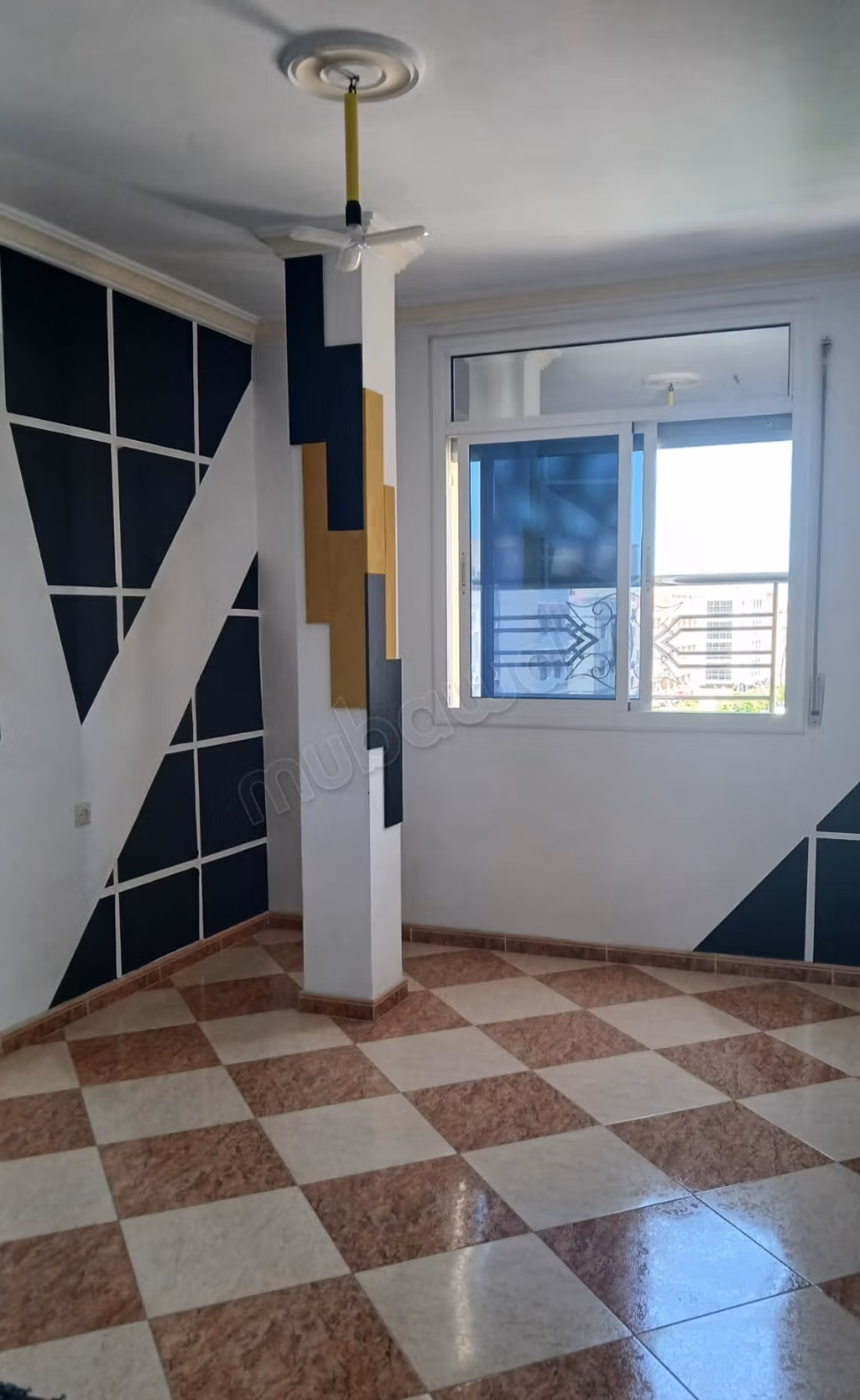 Bel appartement COMMERCIAL en location en Centre ville. Surface totale 75 m². Double vitrage