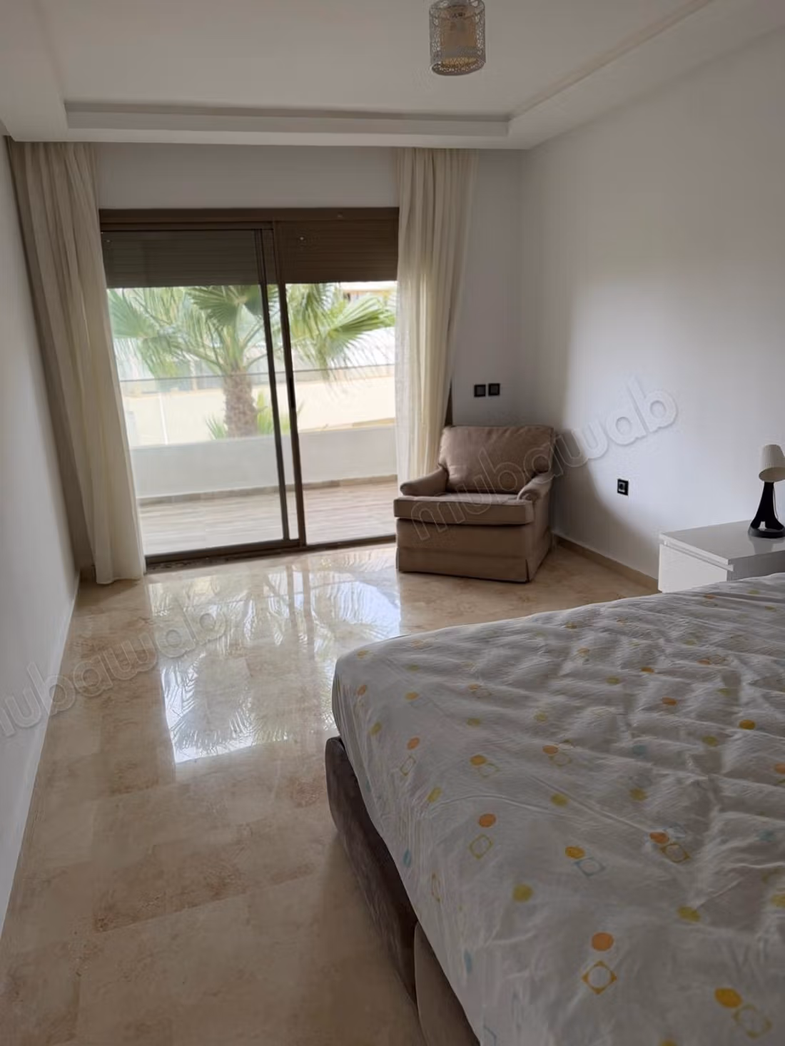 Affitto stagionale sulla spiaggia del giardino. Superficie 143 m². Garage e terrazza