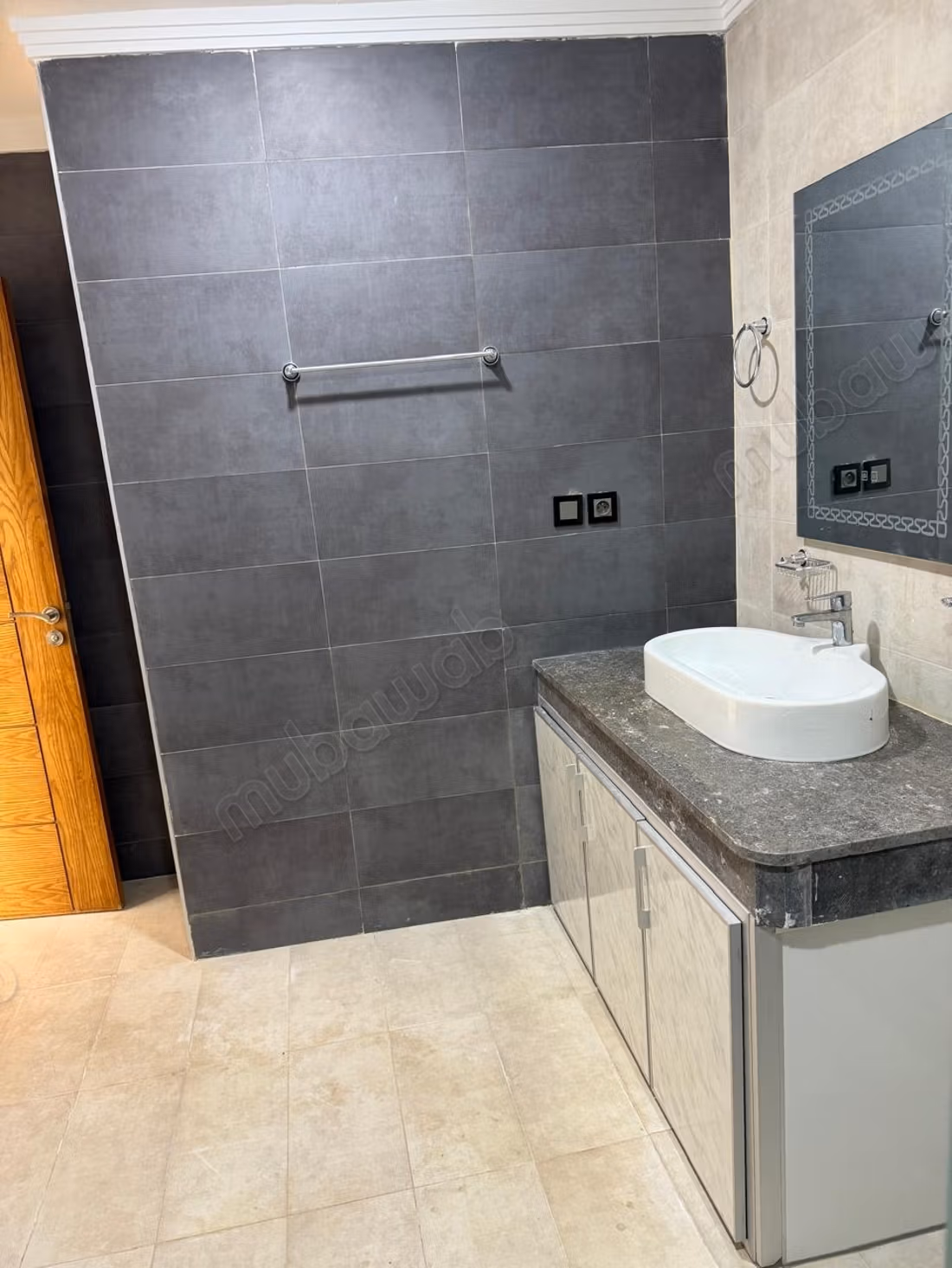 Affitto stagionale sulla spiaggia del giardino. Superficie 143 m². Garage e terrazza