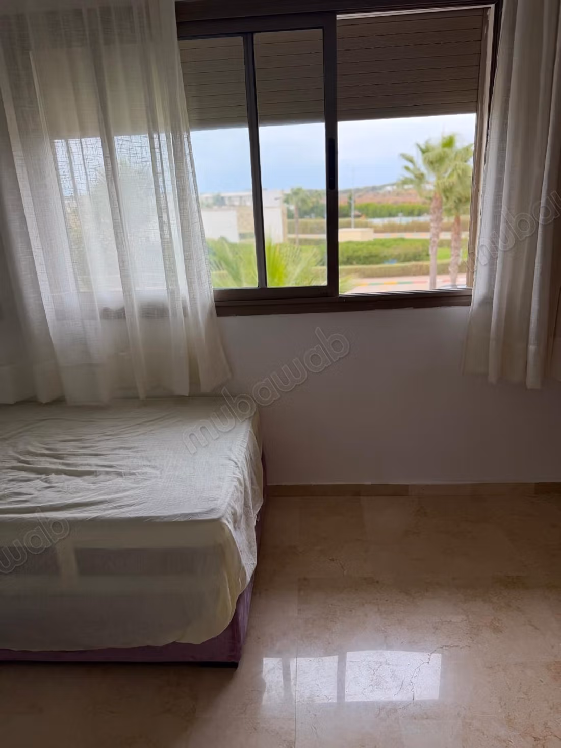 Affitto stagionale sulla spiaggia del giardino. Superficie 143 m². Garage e terrazza