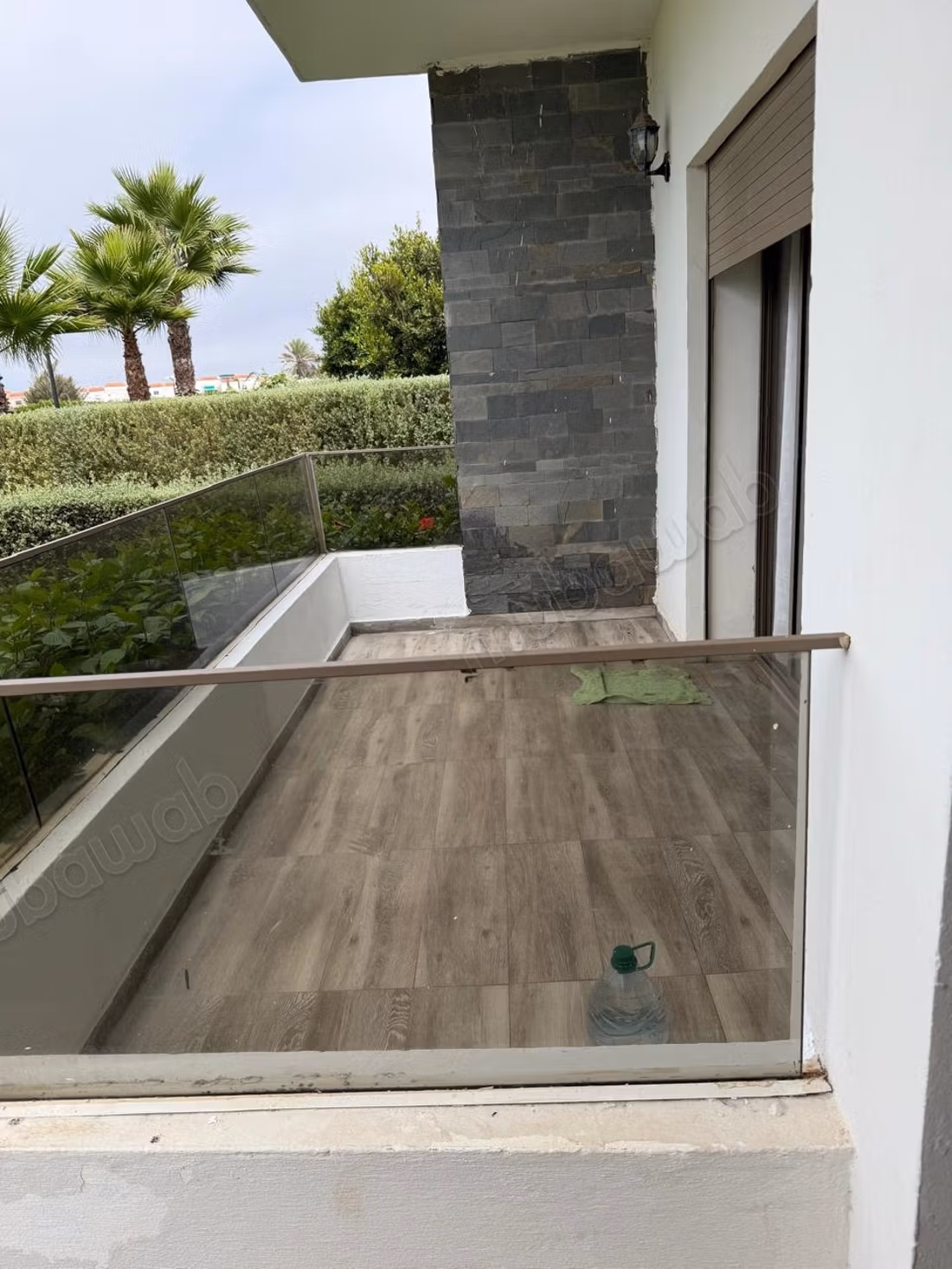 Affitto stagionale sulla spiaggia del giardino. Superficie 143 m². Garage e terrazza