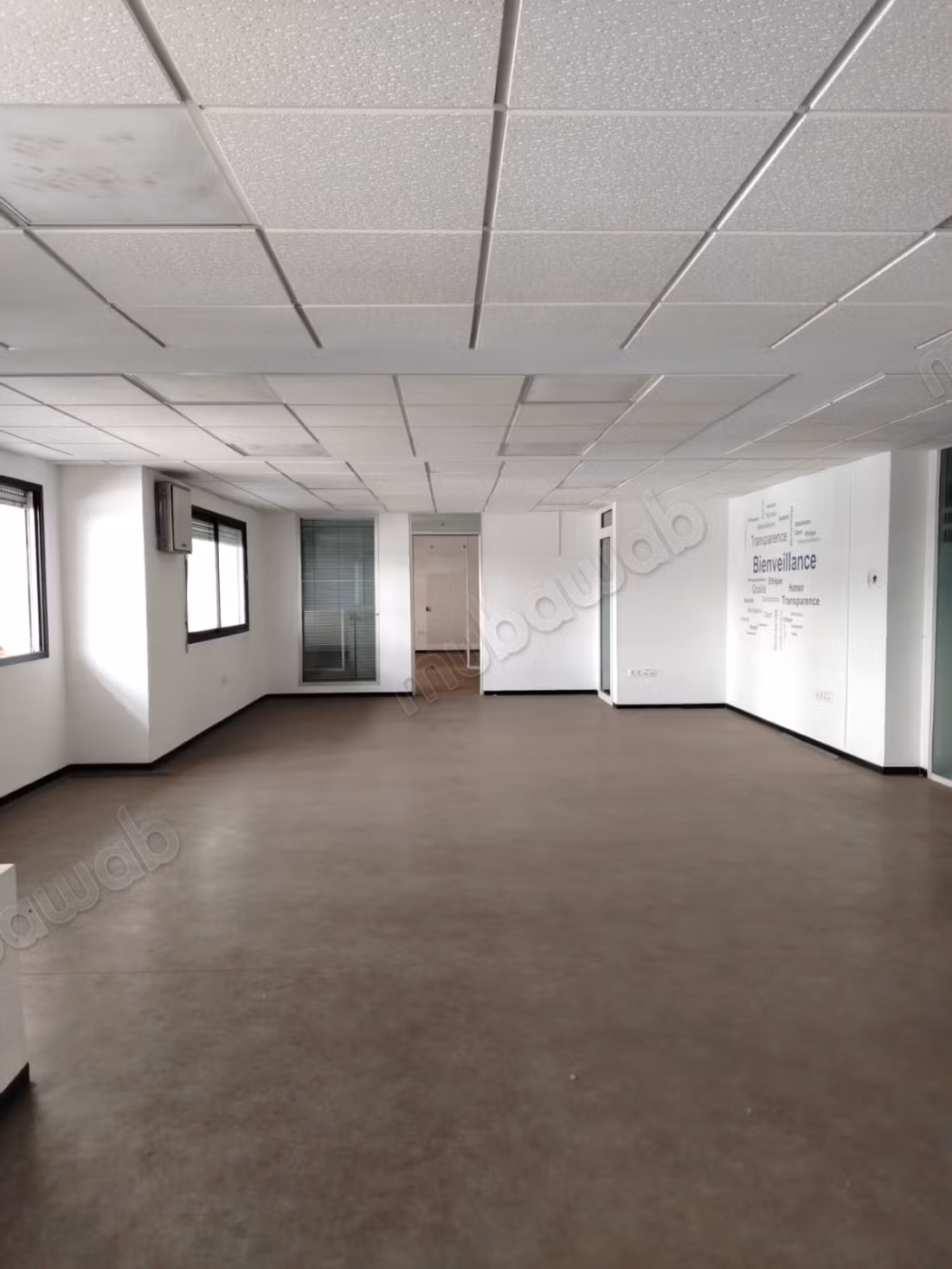 Office for rent in Racine 30000dh