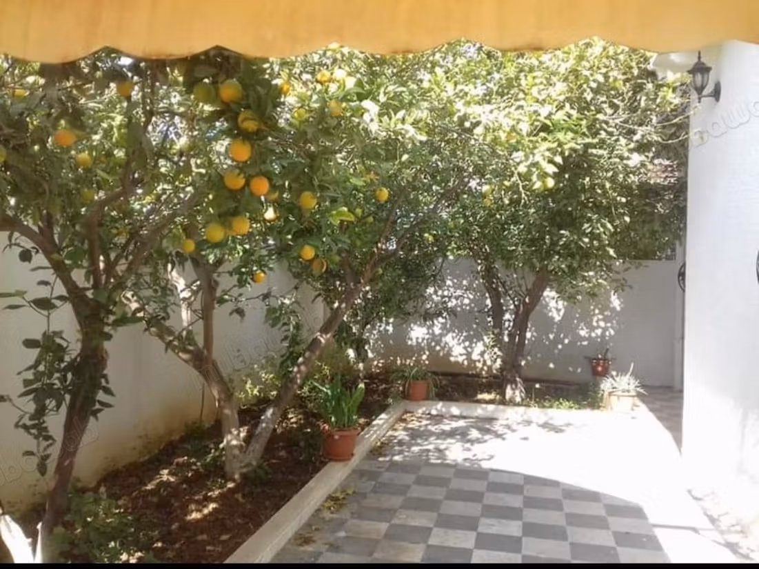 Maison de luxe à vendre à El Agba. 
Surface totale 340 m². 
Porte blindée et système de double vitrage