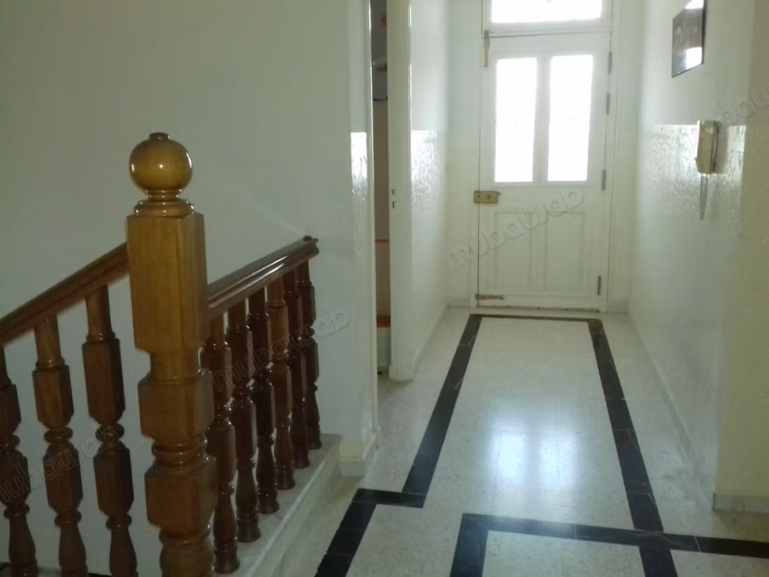 Maison de luxe à vendre à El Agba. 
Surface totale 340 m². 
Porte blindée et système de double vitrage