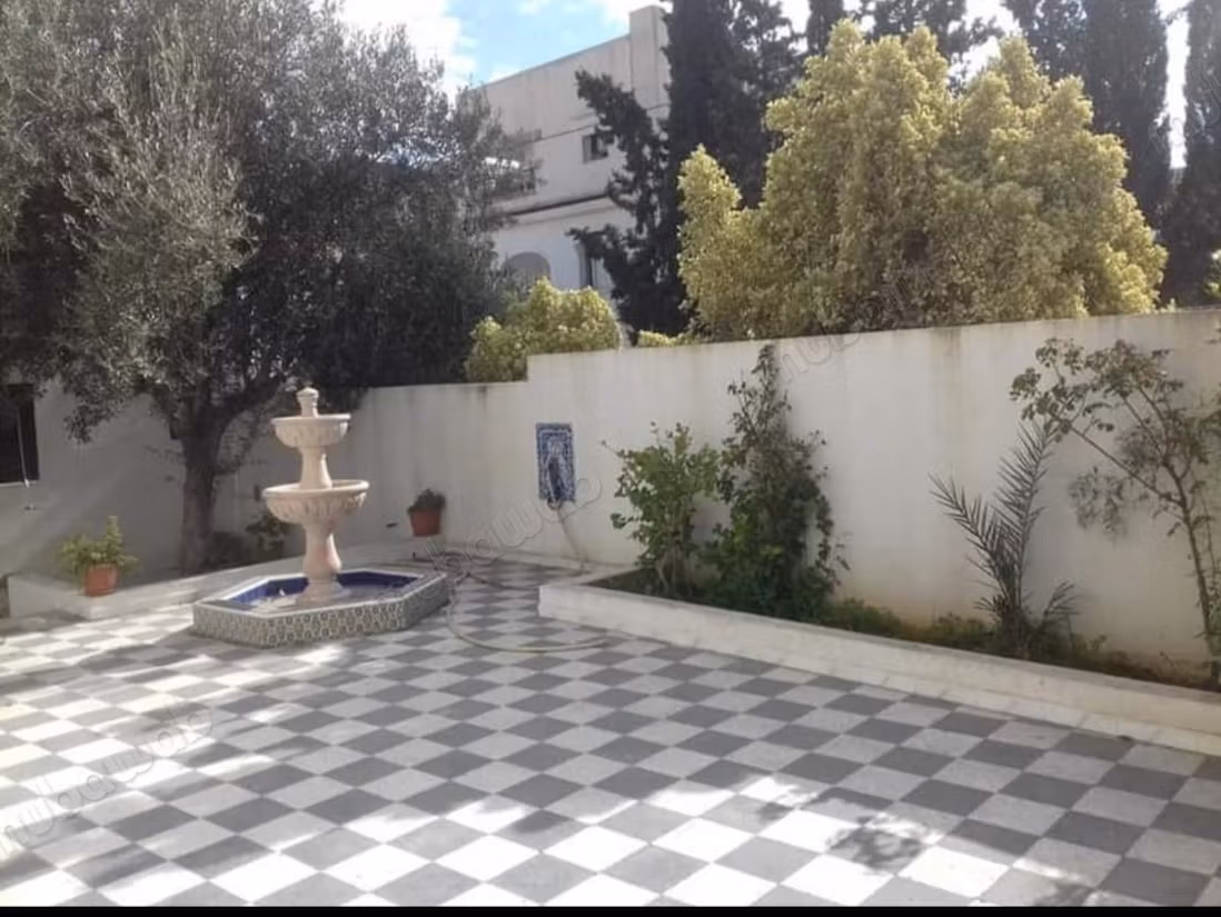 Maison de luxe à vendre à El Agba. 
Surface totale 340 m². 
Porte blindée et système de double vitrage
