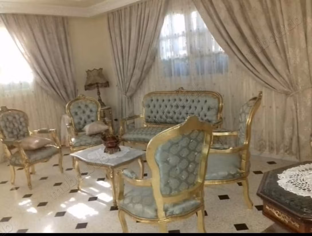 Maison de luxe à vendre à El Agba. 
Surface totale 340 m². 
Porte blindée et système de double vitrage