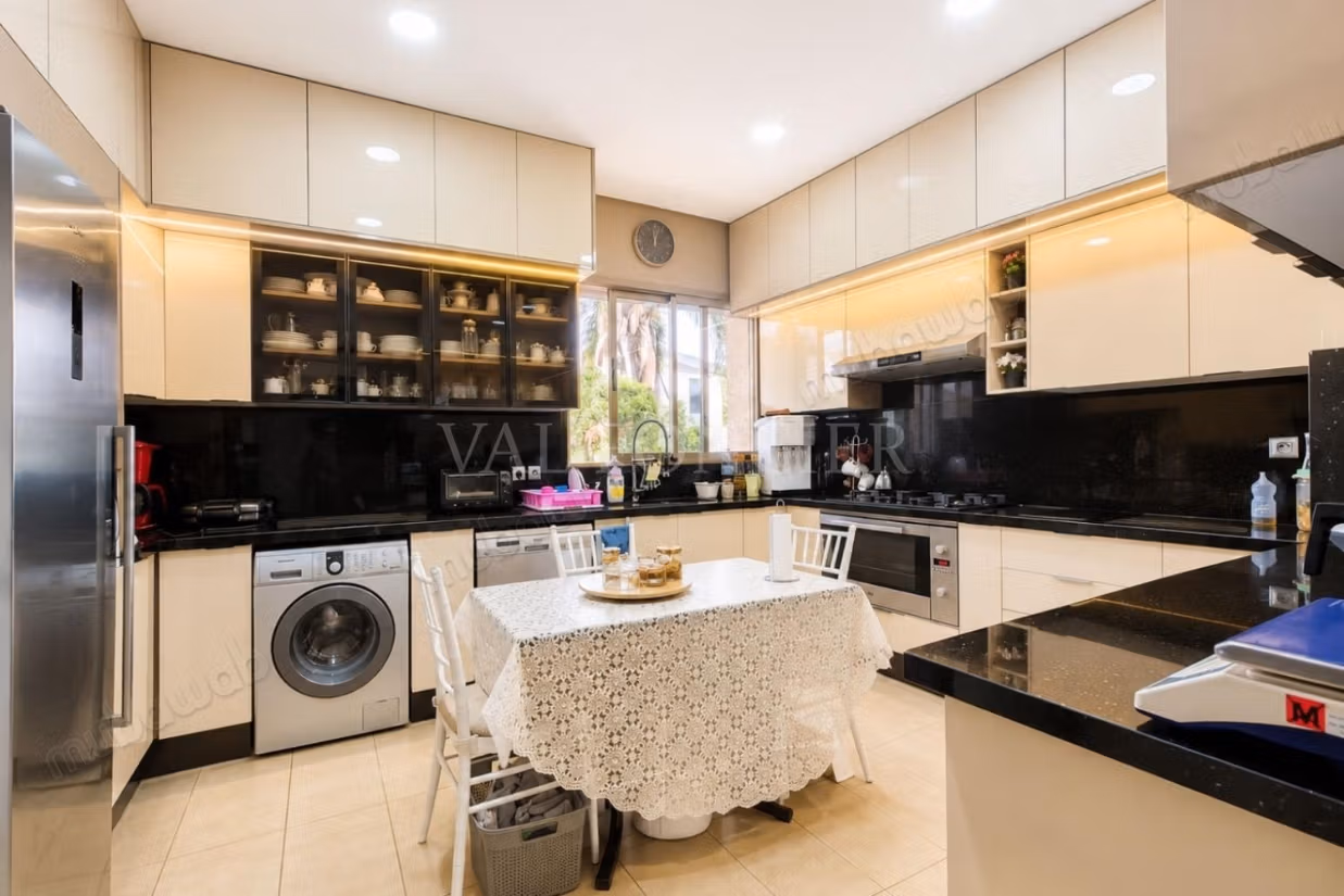Vente Superbe Villa 465m2 avec 3Chambres et piscine 
Bouskoura, Casablanca
