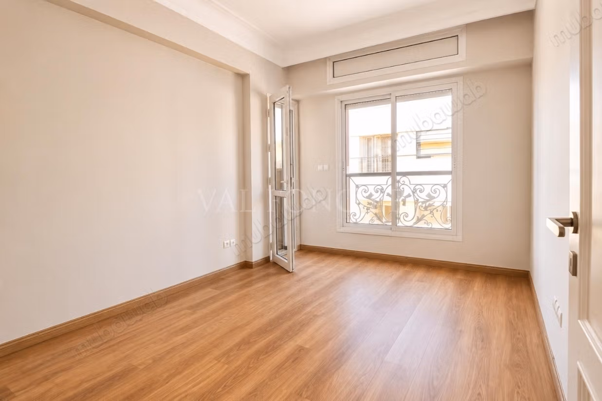 Superb Location 3-Bedroom Apartment with Terrace on High Floor Racine, Casablanca