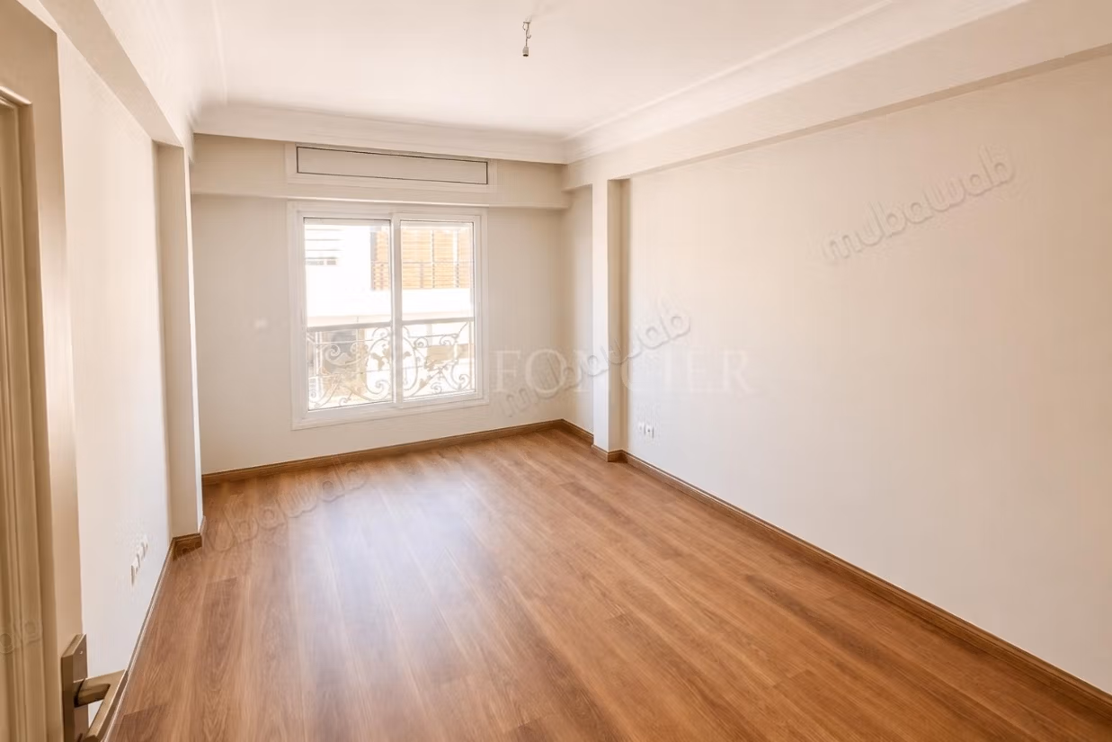 Superb Location 3-Bedroom Apartment with Terrace on High Floor Racine, Casablanca