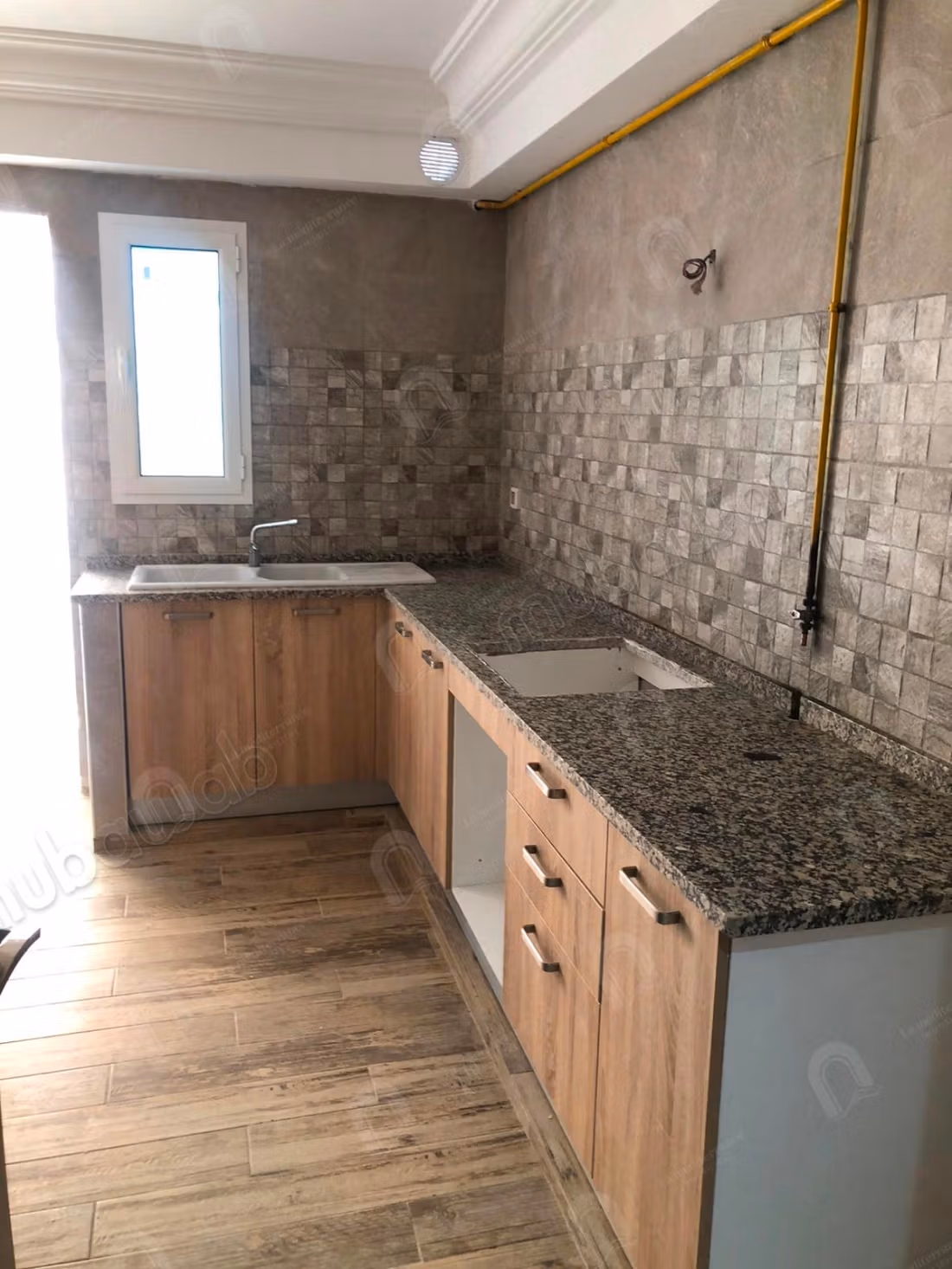 For rent Office H3 in Jardin El Menzah 2