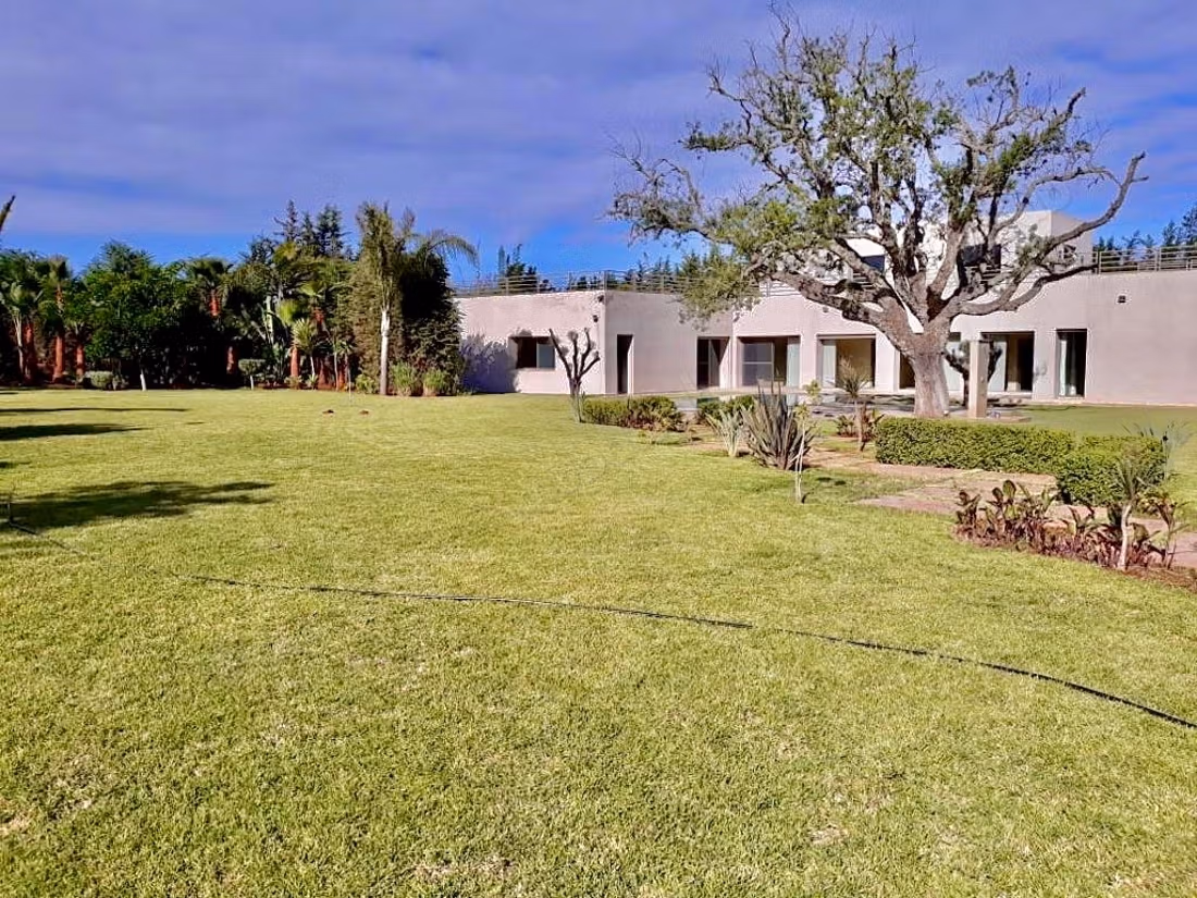 Granja moderna y villa privada en venta en Benslimane
