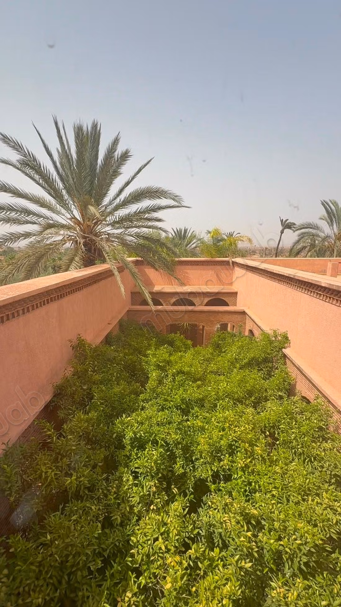 Villa te koop in Ennakhil Palmeraie. Oppervlakte van 3200 m². Gemeubileerd