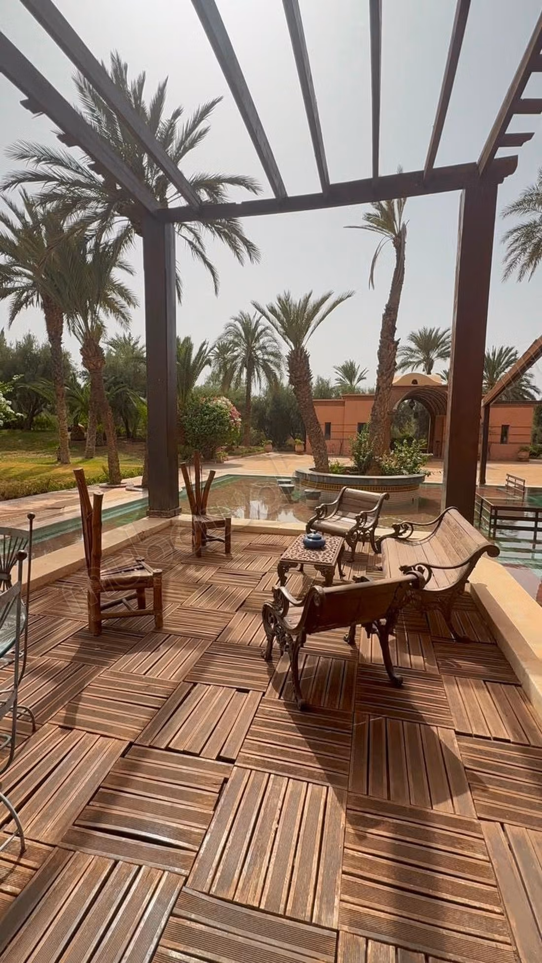 Villa te koop in Ennakhil Palmeraie. Oppervlakte van 3200 m². Gemeubileerd
