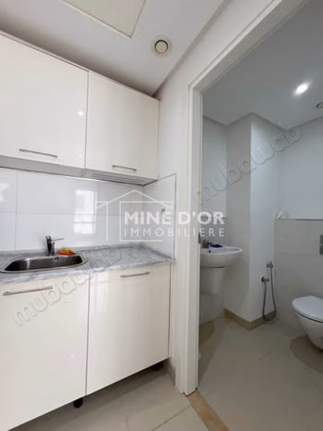 Offices for rent in Montplaisir. Area of 75 m². Concierge service, air conditioning