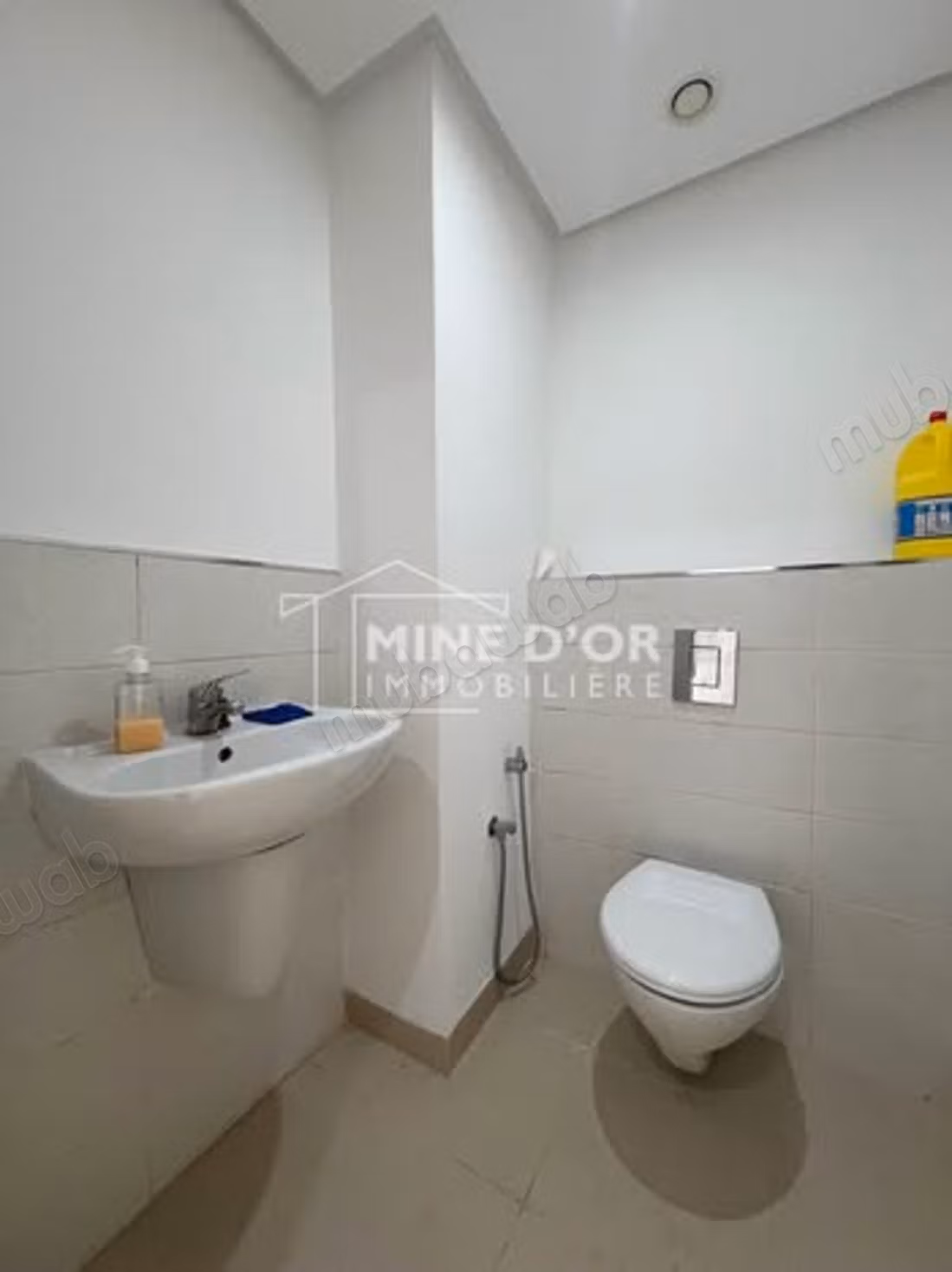 Offices for rent in Montplaisir. Area of 75 m². Concierge service, air conditioning