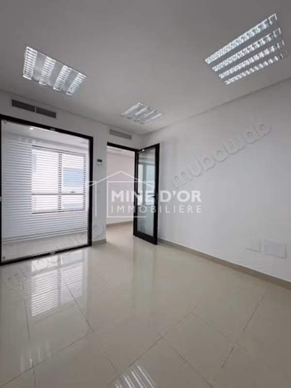 Offices for rent in Montplaisir. Area of 75 m². Concierge service, air conditioning