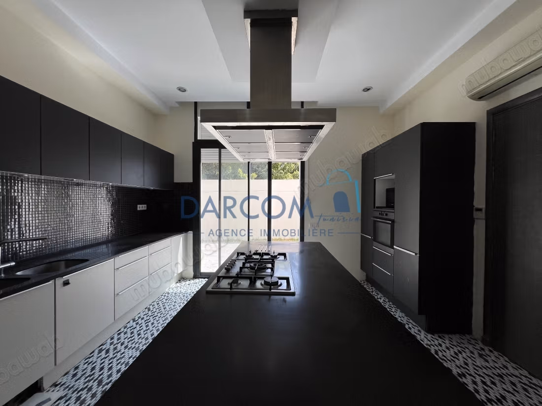 Superbe villa en s4 à El Maalga La Marsa