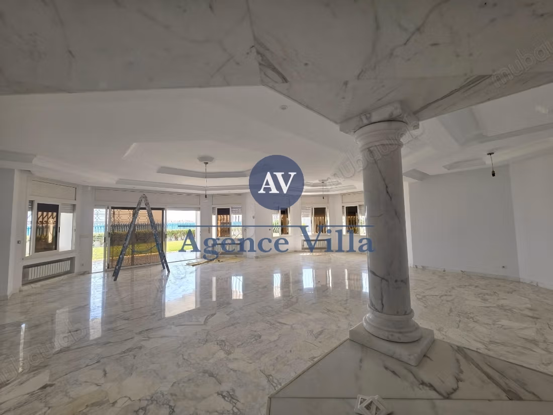 In affitto una villa con vista mare e piscina