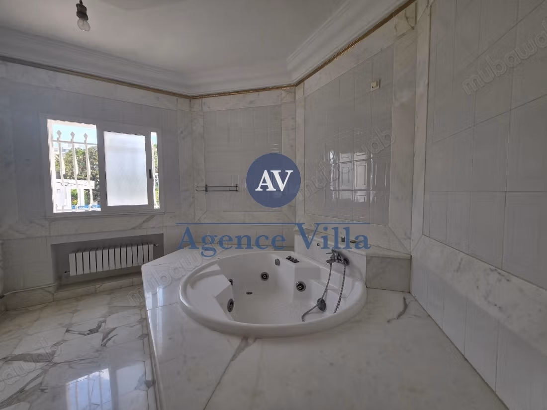 In affitto una villa con vista mare e piscina