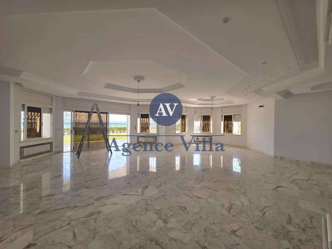 In affitto una villa con vista mare e piscina