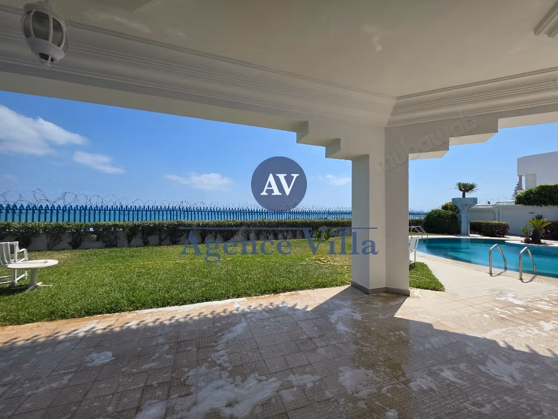 In affitto una villa con vista mare e piscina