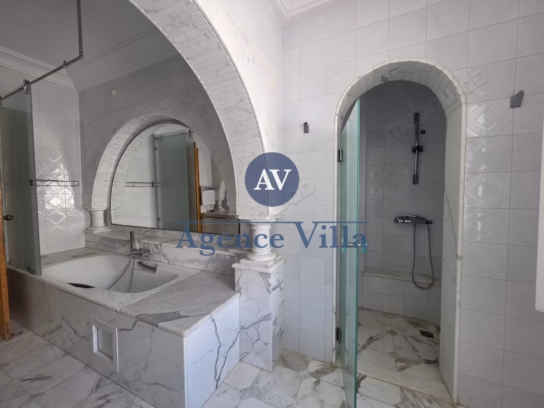 In affitto una villa con vista mare e piscina