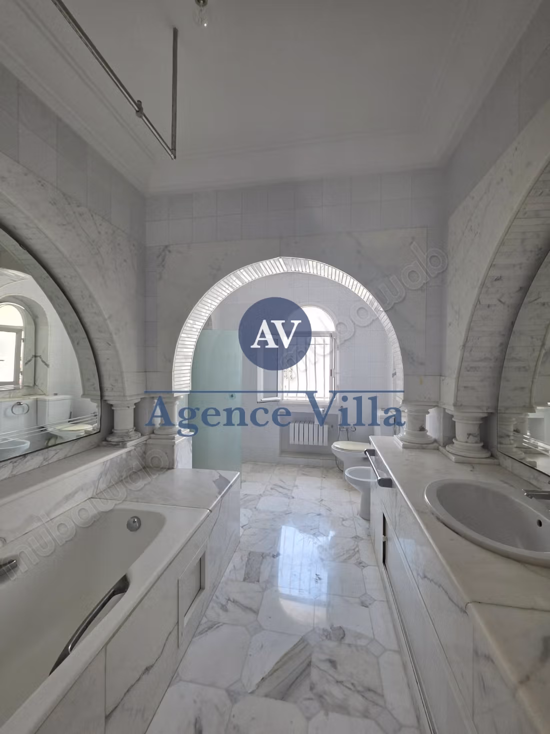 In affitto una villa con vista mare e piscina
