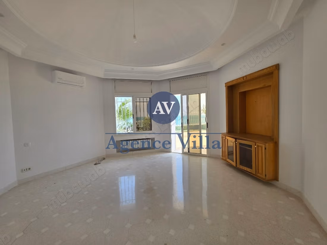 In affitto una villa con vista mare e piscina