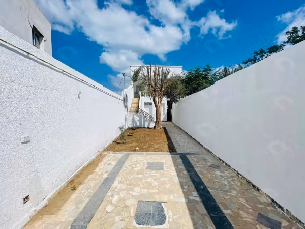 For rent: Floor of a villa S3 with garden