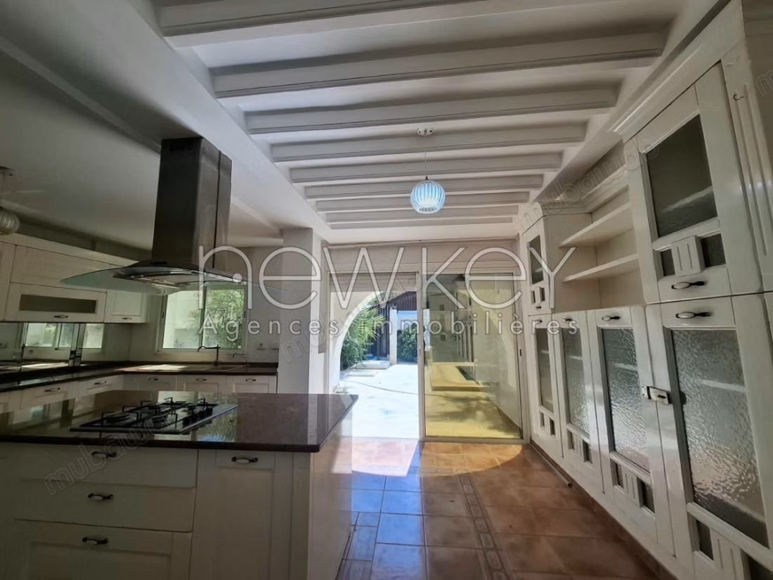 Superba Villa S4 con piscina da affittare a La Soukra