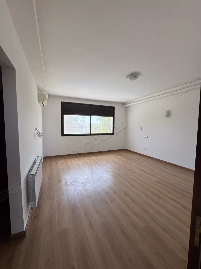 Location villa de haut standing à Souissi. 
Superficie 1800 m². 
Double vitrage et porte blindée