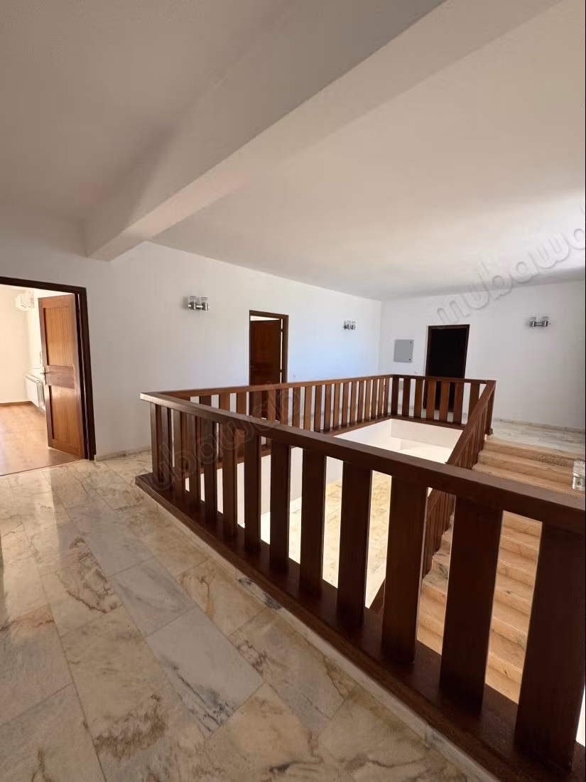 Location villa de haut standing à Souissi. 
Superficie 1800 m². 
Double vitrage et porte blindée