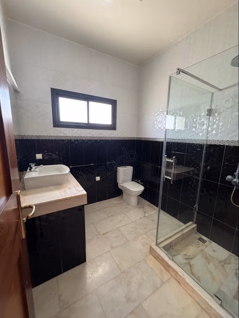 Location villa de haut standing à Souissi. 
Superficie 1800 m². 
Double vitrage et porte blindée