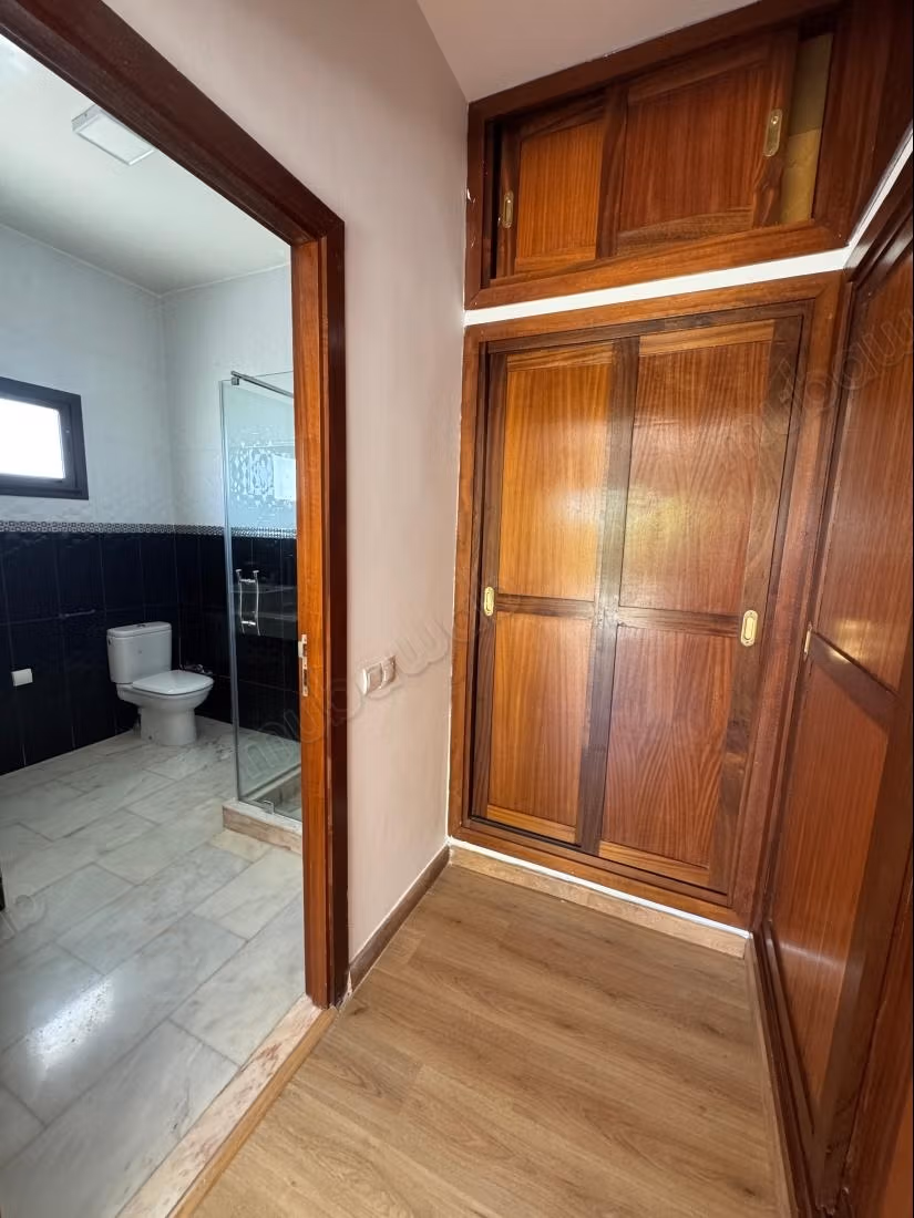 Location villa de haut standing à Souissi. 
Superficie 1800 m². 
Double vitrage et porte blindée