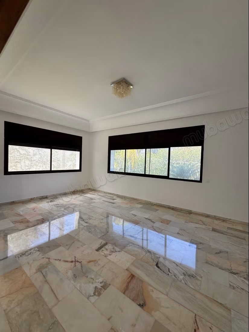 Location villa de haut standing à Souissi. 
Superficie 1800 m². 
Double vitrage et porte blindée