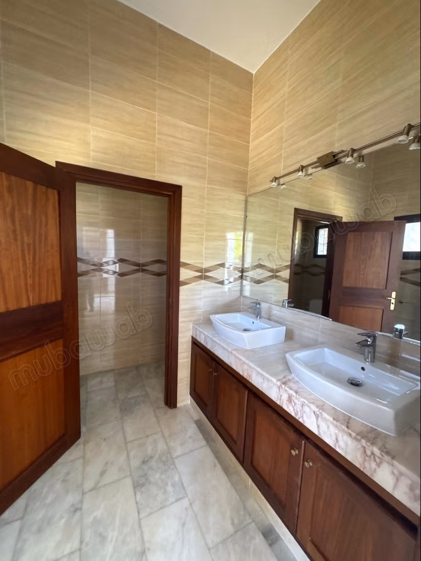 Location villa de haut standing à Souissi. 
Superficie 1800 m². 
Double vitrage et porte blindée