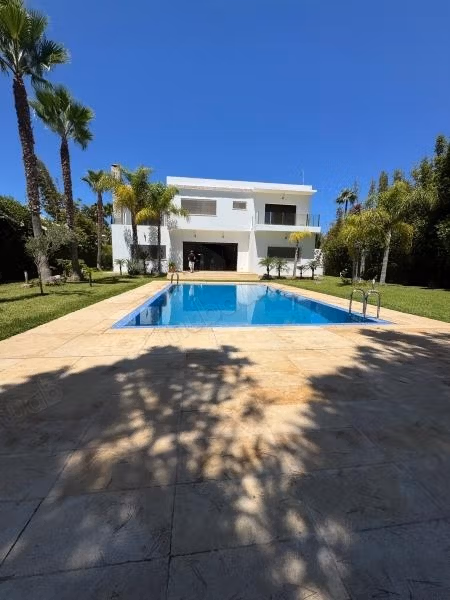 Location villa de haut standing à Souissi. 
Superficie 1800 m². 
Double vitrage et porte blindée