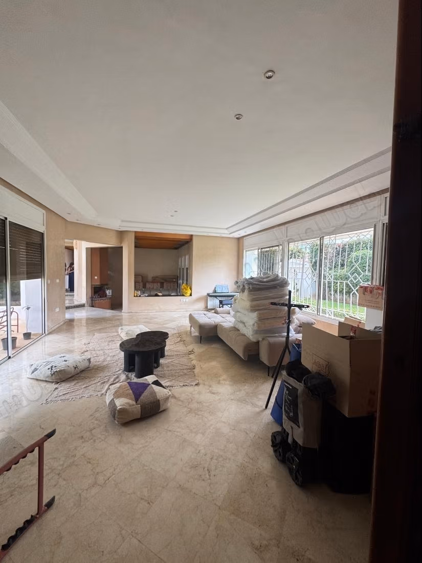 Luxurious villa for rent in Souissi. 7 large rooms. Fireplace and concierge service