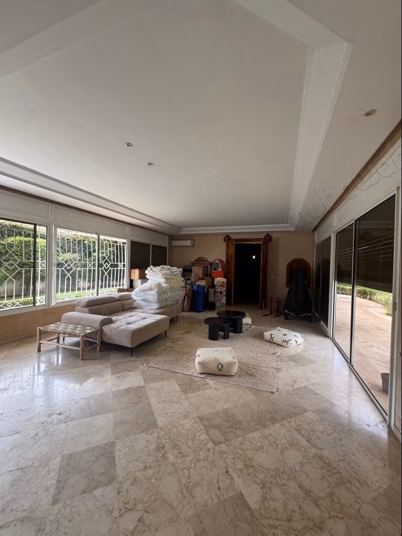 Luxurious villa for rent in Souissi. 7 large rooms. Fireplace and concierge service