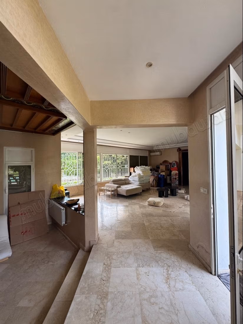 Luxurious villa for rent in Souissi. 7 large rooms. Fireplace and concierge service