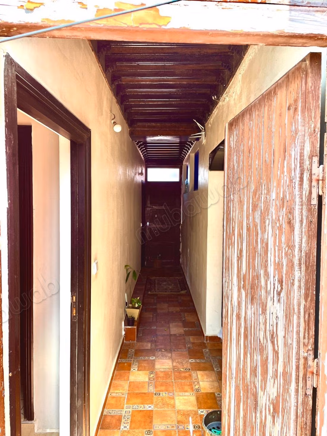 Bel appartement en location à Raounak. Surface de 50 m². Antenne parabolique, résidence sécurisée